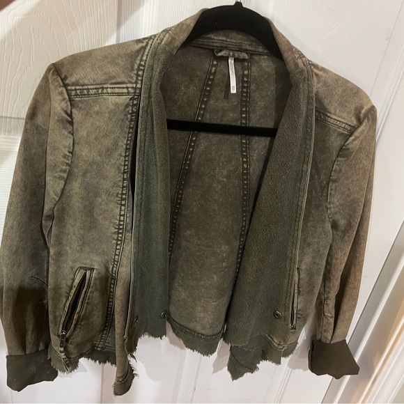 FREE PEOPLE Army Green Cropped asymmetrical Jean jacket, size XS - Picture 3 of 6